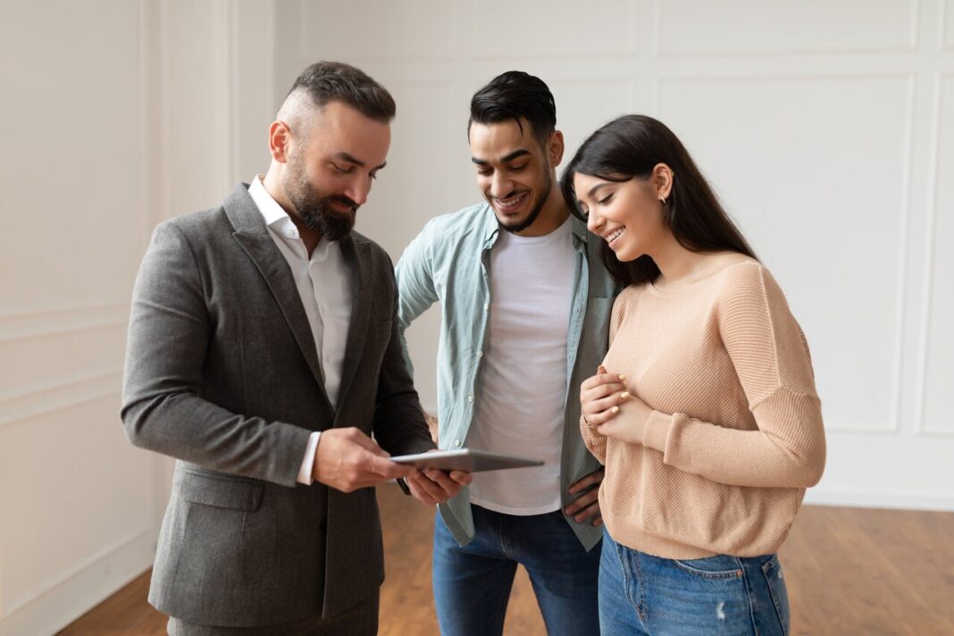 hybrid agent showing couple floor plans