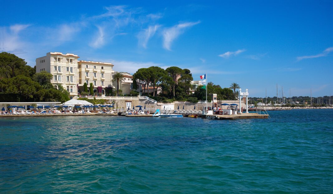 Sea front facade and private beach, Hôtel Belles Rives