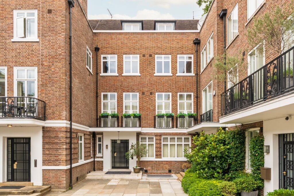 Gloucester Square, Exterior
