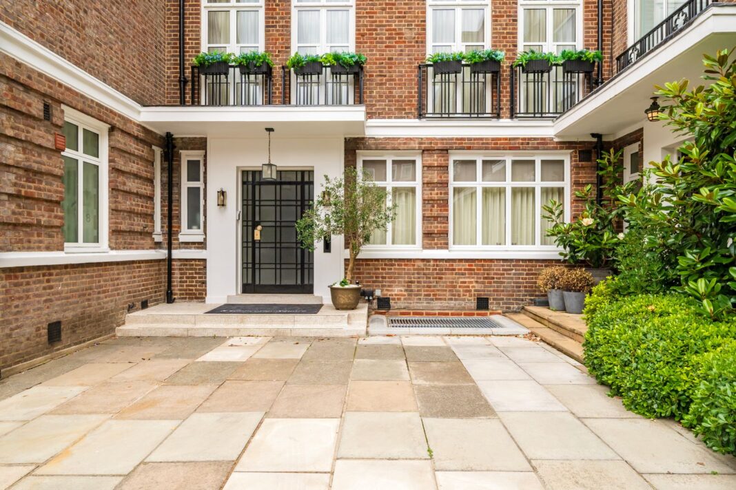 Gloucester Square, Exterior