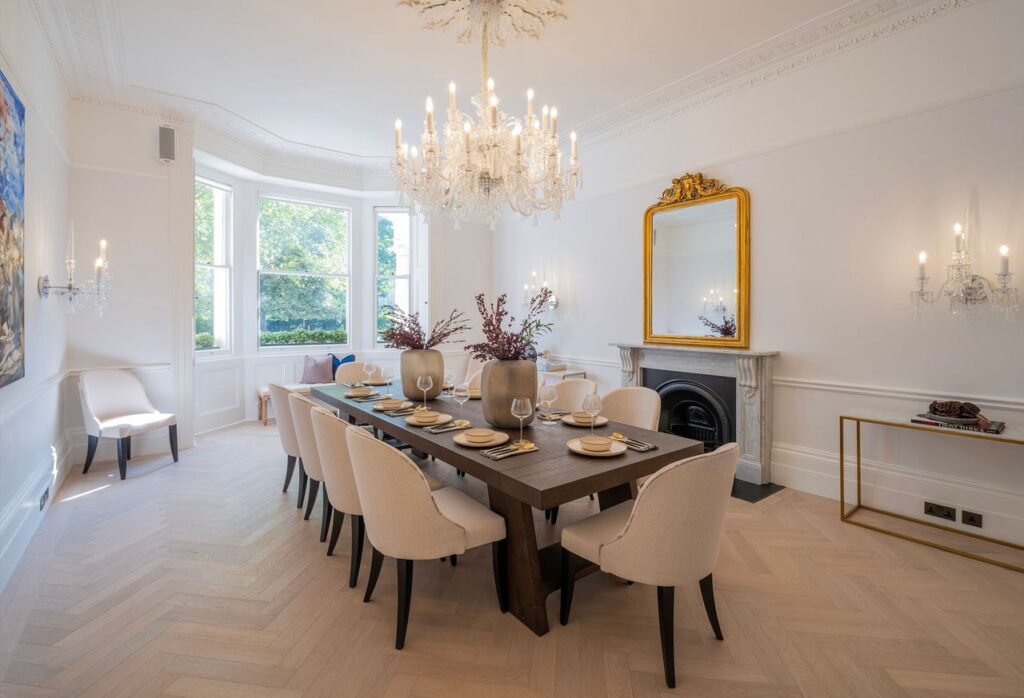 St George's Square,dining room