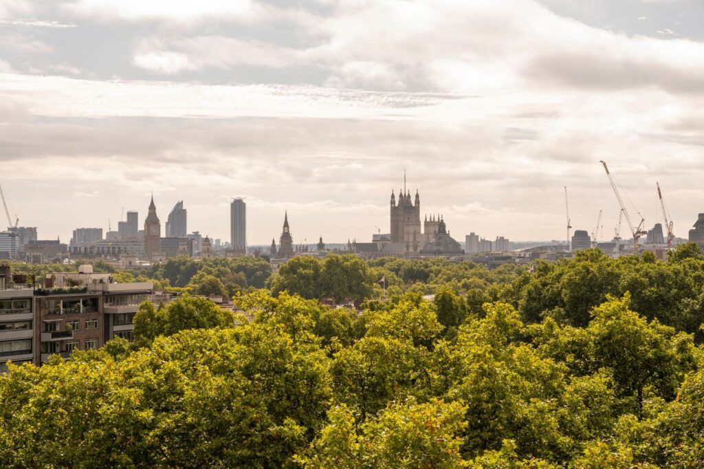 ClargesMayfair,subpenthousereceptionroomviewsoverGreenPark