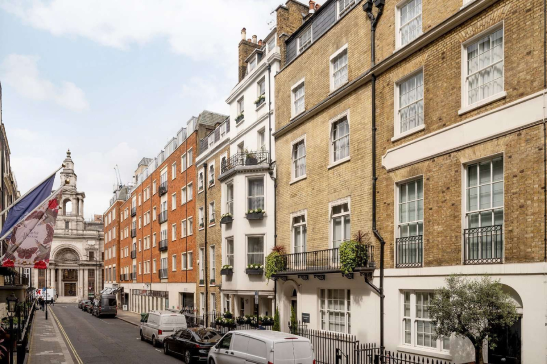 Oscar Wilde’s Mayfair ‘bachelor pad’ hits the market