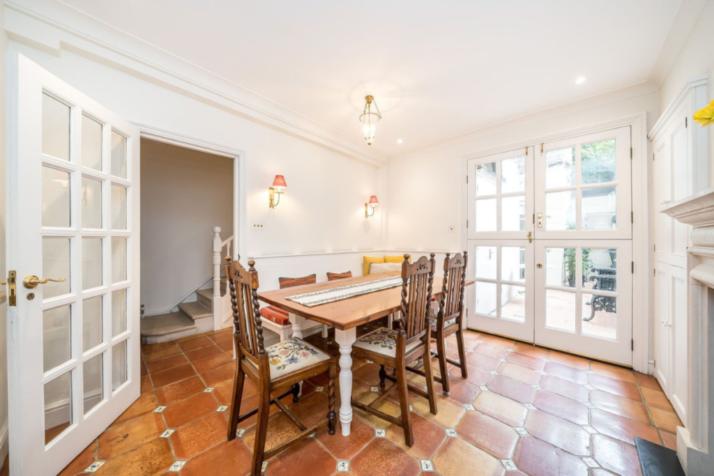 Chapel Street, Breakfast room