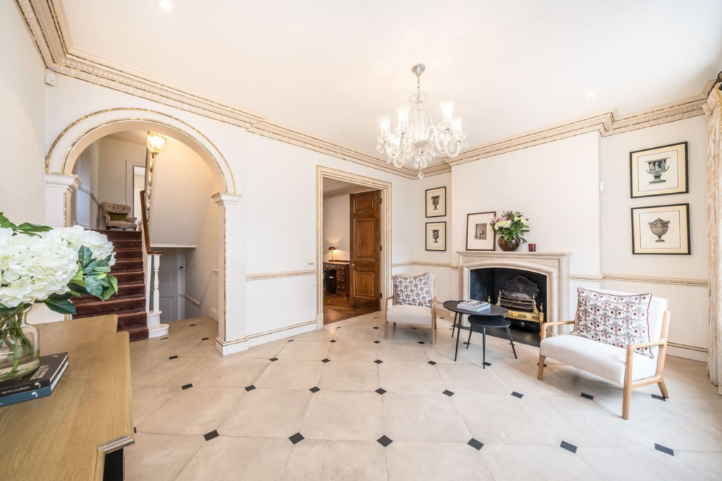 Chapel Street, Hallway