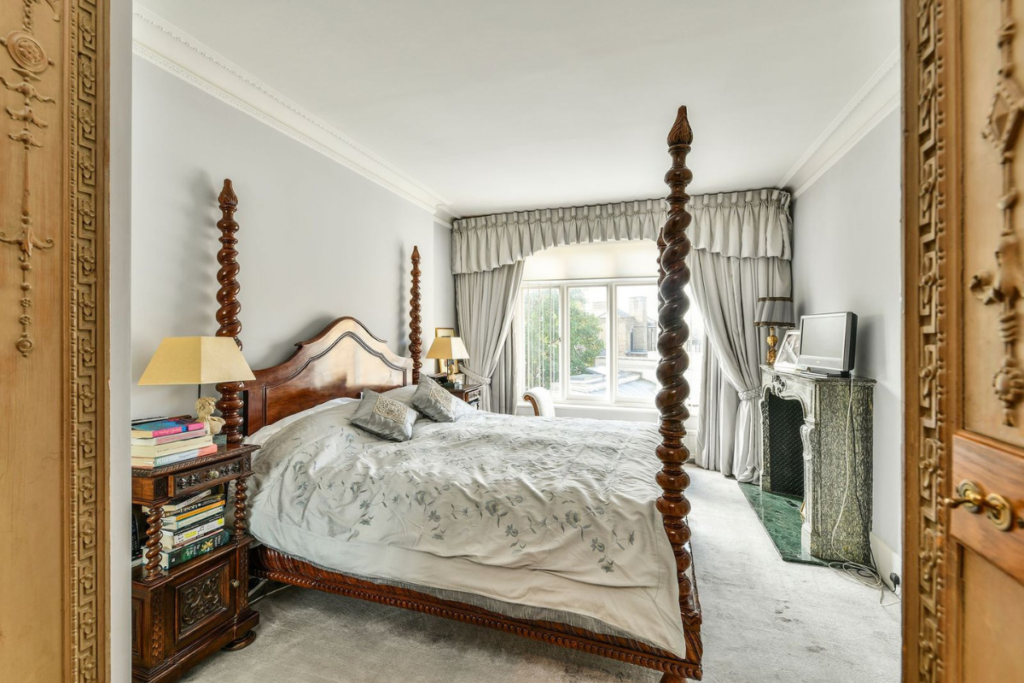 Ovington Square, townhouse principal bedroom suite