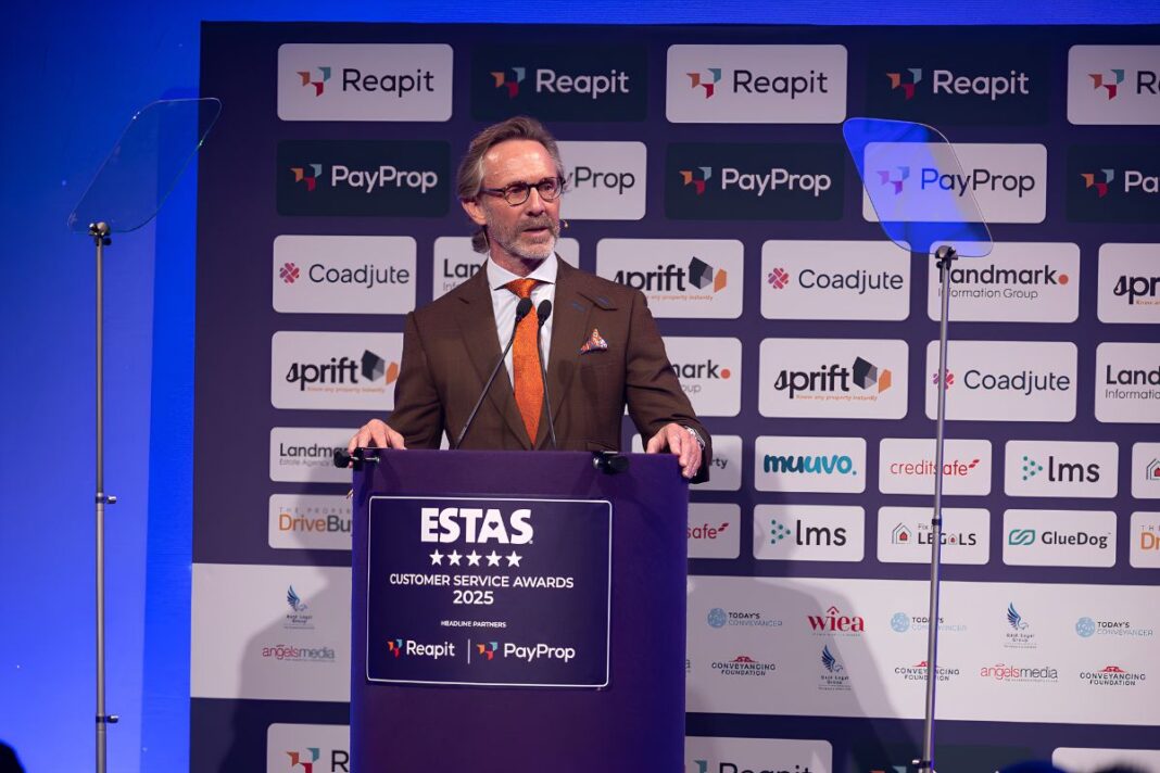 Estas - Simon Brown