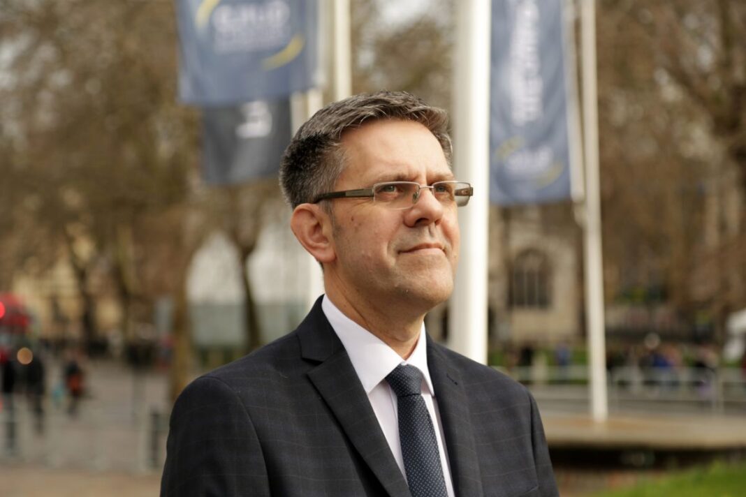 Agents urged to set rules for smart glasses at property viewings Paul Offley, The Guild